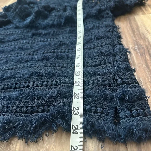 Chelsea28 Navy Cold Shoulder Fringe Blouse Textured Boho Top Round Neck Size XS - Picture 4 of 8